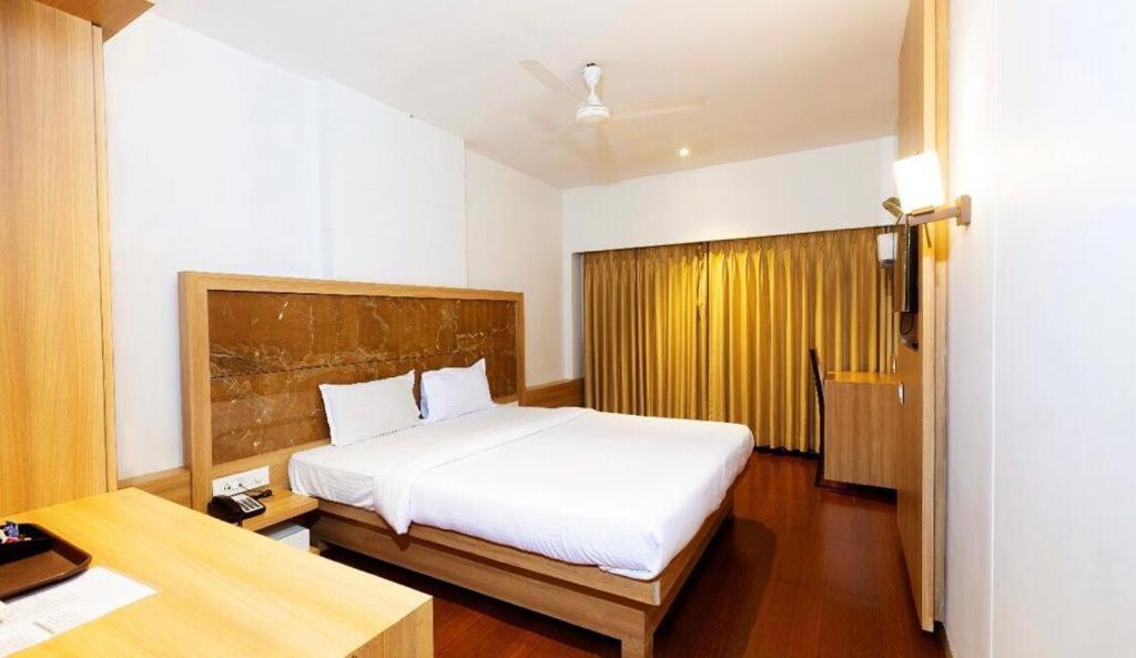 Gold Crest Business Hotel Navi Mumbai Exterior foto